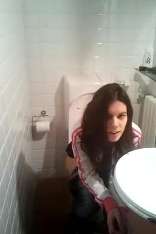 Toilet piss with help girlfriends