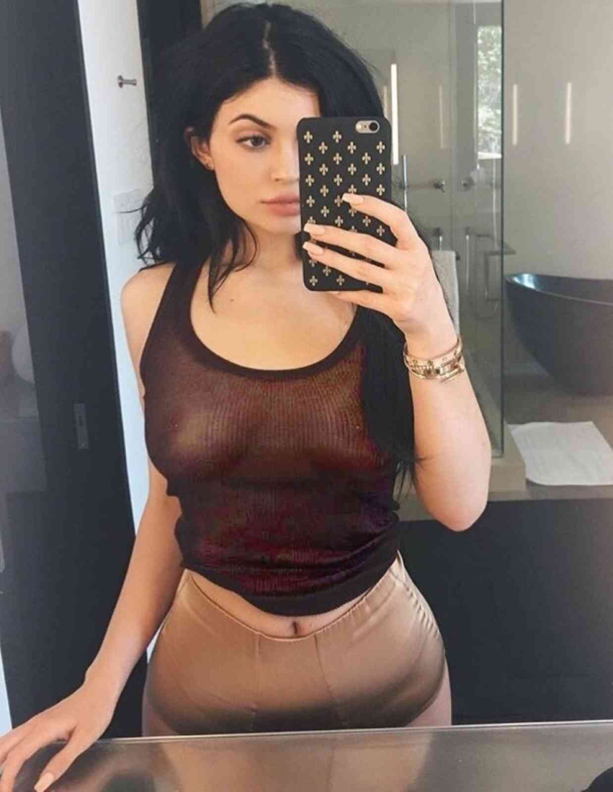JERK OFF CHALLENGE: KENDALL AND KYLIE JENNER!
